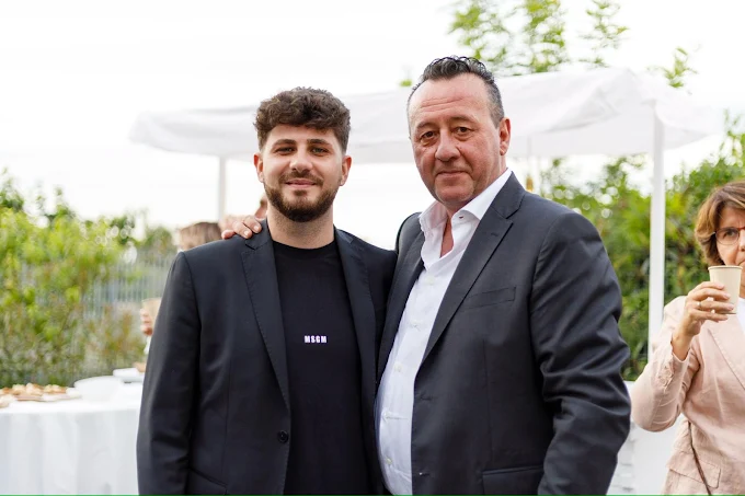 Le Cav. Giuseppe Dangelo, fondateur de Valdan Security Group, avec son fils lors d'un événement d'entreprise